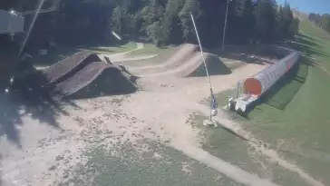 Kamera prezentuje obraz na żywo ze szkółki narciarskiej w Istebnej.
