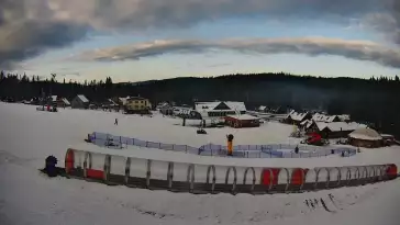 Widok na karczmę i wyciąg w Złotym Groniu - KAMERA LIVE