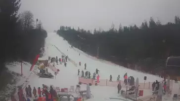 Dolna stacja wyciagu, którym narciarze dotrą na Mały Rachowiec