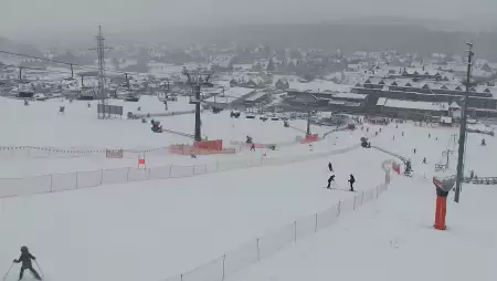 BANIA SKI - widok na trasę zjazdową, kolej krzesełkową i narciarzy