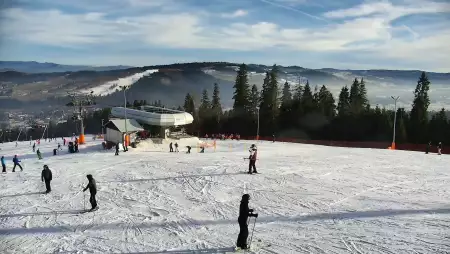 Widok na jedną z tras narciarskich - Kotelnica I oraz na wspaniałe szczyty Tatr