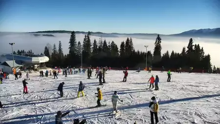 Widok na jedną z tras narciarskich - Kotelnica I oraz na wspaniałe szczyty Tatr
