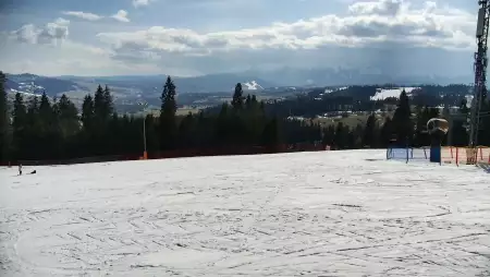 Widok na jedną z tras narciarskich - Kotelnica I oraz na wspaniałe szczyty Tatr