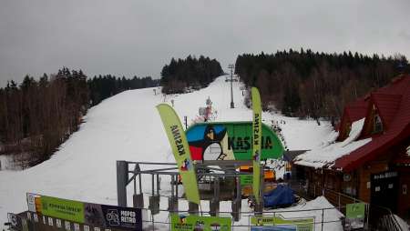 Widok na wyciąg oraz zakończenie trasy zjazdowej