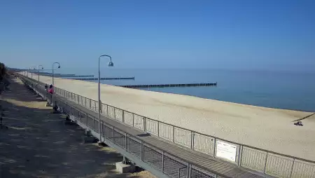 Ujęcie na promenadę i morze w Mielnie.