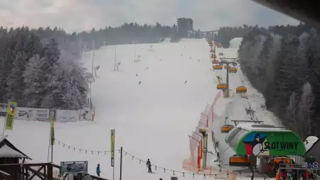 Widok na wieżę widokową znajdującą się na szczycie góry w Krynicy Zdroju