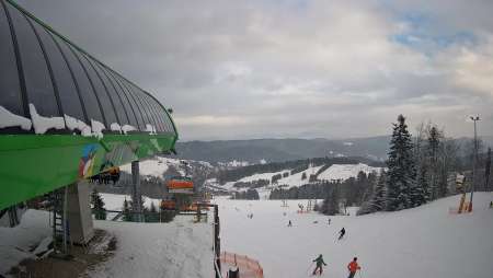 Widok na stok narciarski i kolej z górnej stacji kompleksu Słotwiny Arena w Krynicy