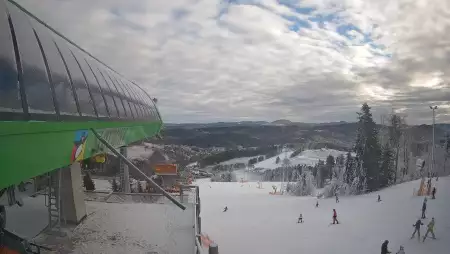 Widok na stok narciarski i kolej z górnej stacji kompleksu Słotwiny Arena w Krynicy