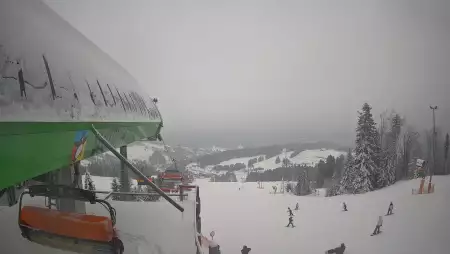 Widok na stok narciarski i kolej z górnej stacji kompleksu Słotwiny Arena w Krynicy