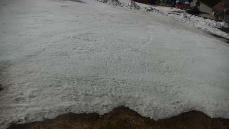 taśma narciarska przy wyciągu na stacji narciarskiej w Spytkowicach