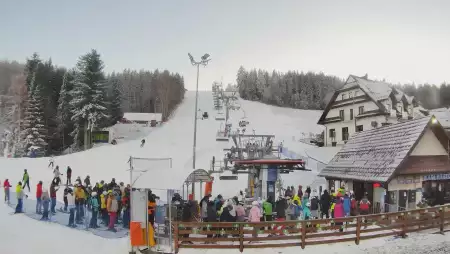 Widok z dolnej stacji w Ośrodku narciarskim w Spytkowicach w powiecie nowotarskim