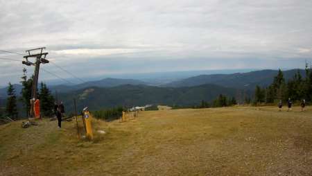 Widok z górnej stacji wyciągu orczykowego w Szczyrk Mountain Resort.