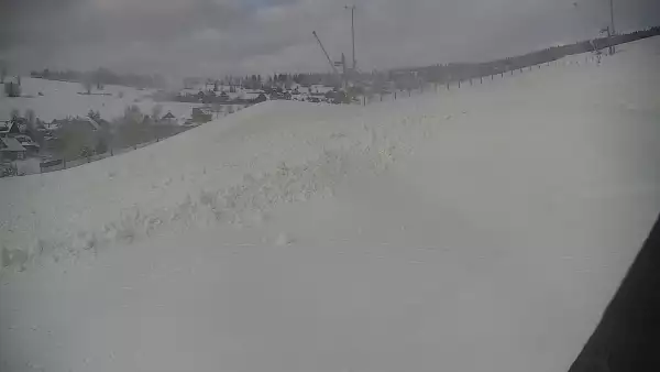 Widok na trasy narciarskie na Słowacji. Online prosto z ośrodka Bachledka