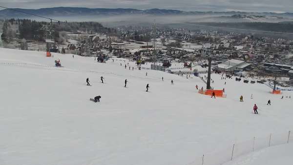 BANIA SKI&FUN - widok na trasę zjazdową, kolej krzesełkową i narciarzy