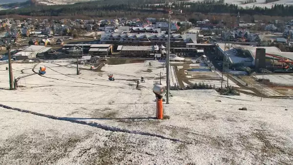 BANIA SKI - widok na trasę zjazdową, kolej krzesełkową i narciarzy