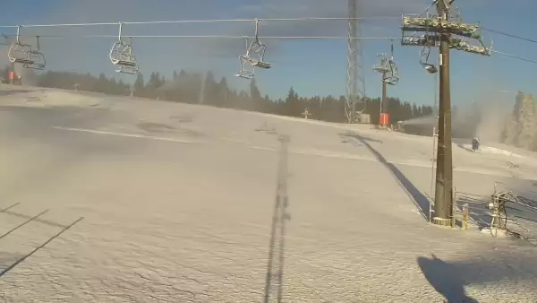 BANIA SKI - widok na trasę zjazdową, kolej krzesełkową i narciarzy