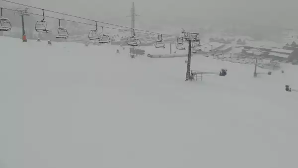 BANIA SKI - widok na trasę zjazdową, kolej krzesełkową i narciarzy