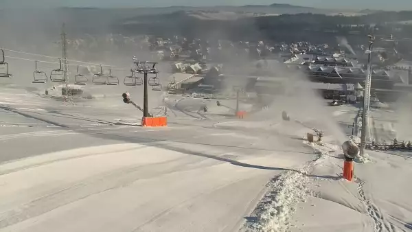 BANIA SKI - widok na trasę zjazdową, kolej krzesełkową i narciarzy