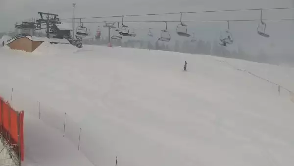 BANIA SKI - widok na trasę zjazdową, kolej krzesełkową i narciarzy