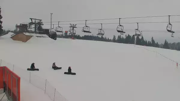BANIA SKI - widok na trasę zjazdową, kolej krzesełkową i narciarzy