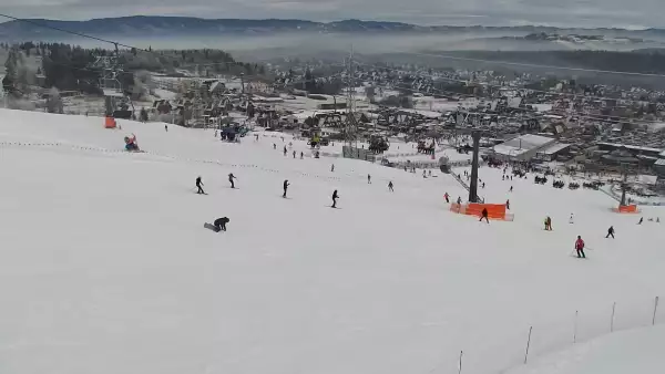 BANIA SKI - widok na trasę zjazdową, kolej krzesełkową i narciarzy