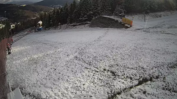 Widok z kamer na trasy narciarskie Beskid Sport Arena w Szczyrku