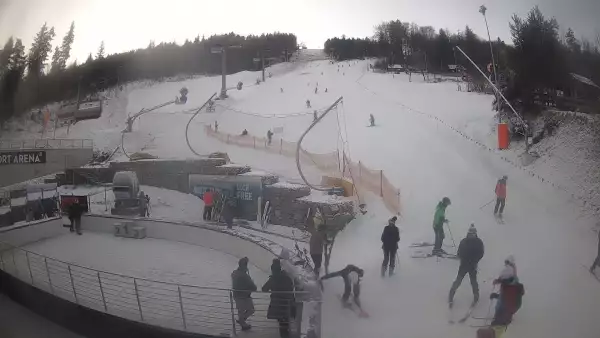 Warunki narciarskie z dolnej części trasy zjazdowej Beskid Sport Arena.