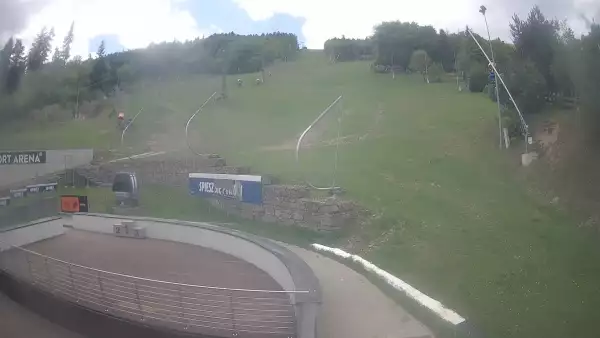 Warunki narciarskie z dolnej części trasy zjazdowej Beskid Sport Arena.
