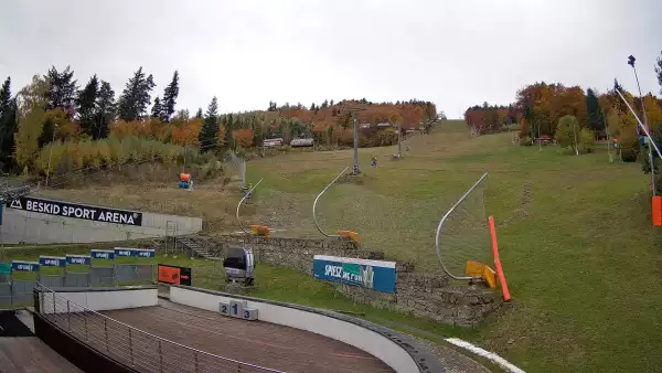 Warunki narciarskie z dolnej części trasy zjazdowej Beskid Sport Arena.