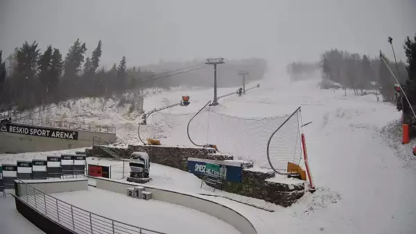 Warunki narciarskie z dolnej części trasy zjazdowej Beskid Sport Arena.