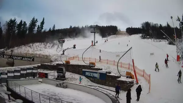 Warunki narciarskie z dolnej części trasy zjazdowej Beskid Sport Arena.