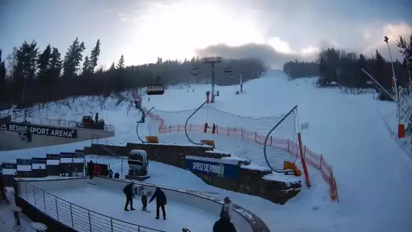 Warunki narciarskie z dolnej części trasy zjazdowej Beskid Sport Arena.