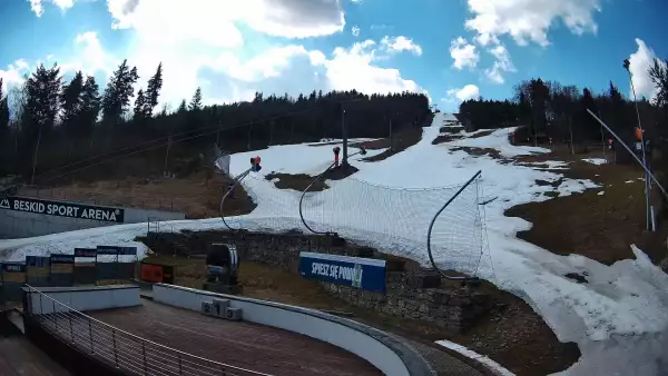 Warunki narciarskie z dolnej części trasy zjazdowej Beskid Sport Arena.