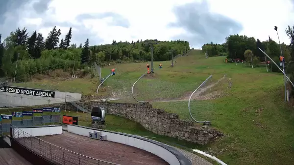Warunki narciarskie z dolnej części trasy zjazdowej Beskid Sport Arena.