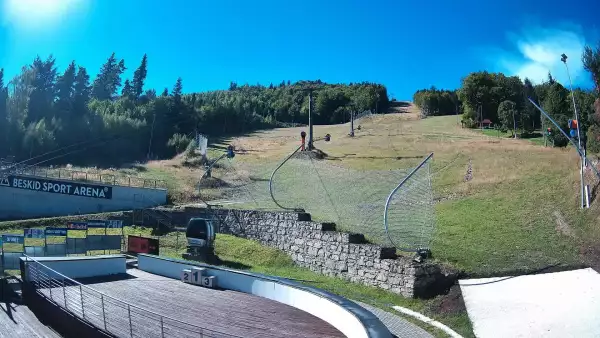 Warunki narciarskie z dolnej części trasy zjazdowej Beskid Sport Arena.