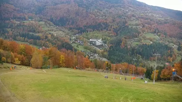 Widok z Kamery górną stację kolei linowej w Beskid Sport Arena.