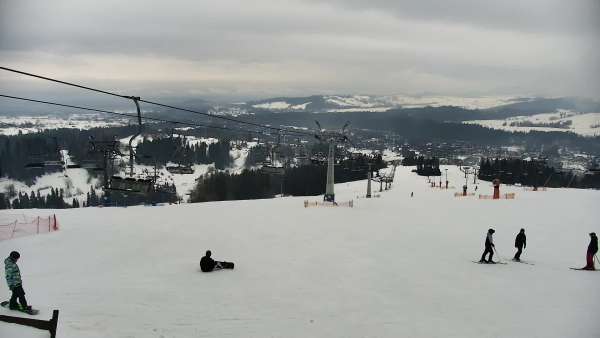 Widok na jedną z tras narciarskich - Kotelnica I oraz na wspaniałe szczyty Tatr