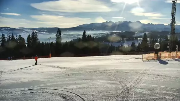 Widok na jedną z tras narciarskich - Kotelnica I oraz na wspaniałe szczyty Tatr