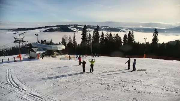 Widok na jedną z tras narciarskich - Kotelnica I oraz na wspaniałe szczyty Tatr