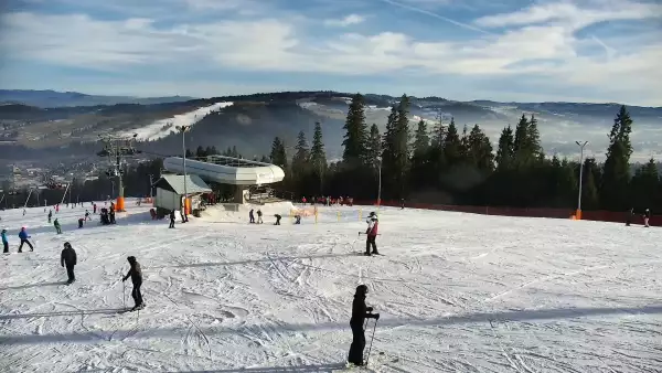 Widok na jedną z tras narciarskich - Kotelnica I oraz na wspaniałe szczyty Tatr