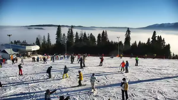 Widok na jedną z tras narciarskich - Kotelnica I oraz na wspaniałe szczyty Tatr