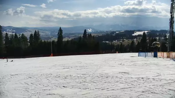 Widok na jedną z tras narciarskich - Kotelnica I oraz na wspaniałe szczyty Tatr