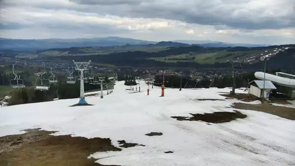 Widok na jedną z tras narciarskich - Kotelnica I oraz na wspaniałe szczyty Tatr