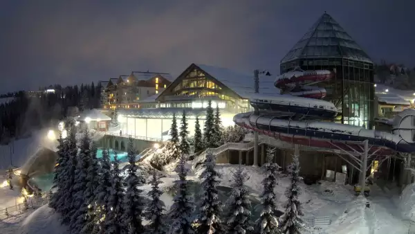 Obraz ukazuje zewnętrzne baseny termalne