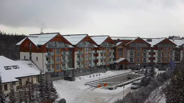 Kamera z widokiem na Hotel Bukovina Resort - luksusowy hotel termy i Spa