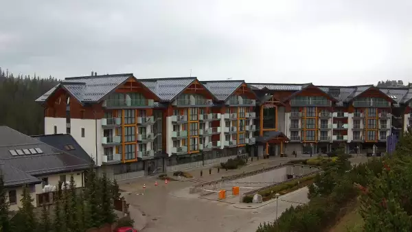 Kamera z widokiem na Hotel Bukovina Resort - luksusowy hotel termy i Spa