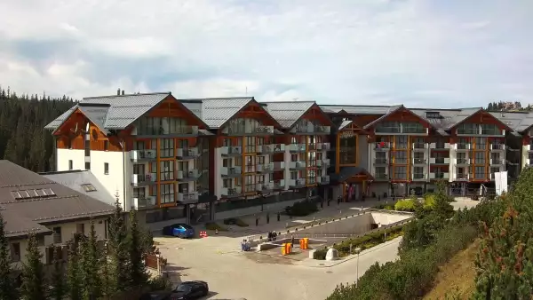 Kamera z widokiem na Hotel Bukovina Resort - luksusowy hotel termy i Spa