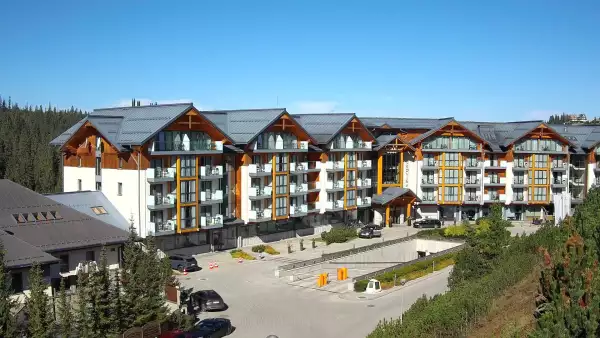 Kamera z widokiem na Hotel Bukovina Resort - luksusowy hotel termy i Spa