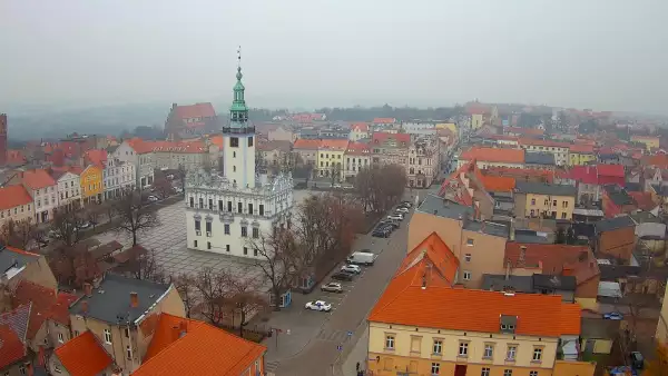 Widok na rynek Chełmna i znajdujący się na środku ratusz