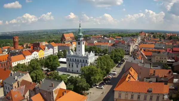 Widok na rynek Chełmna i znajdujący się na środku ratusz